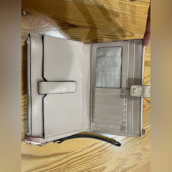 Michael Kors Lizard Embossed Smartphone Wristlet Wallet - Picture 5 of 13